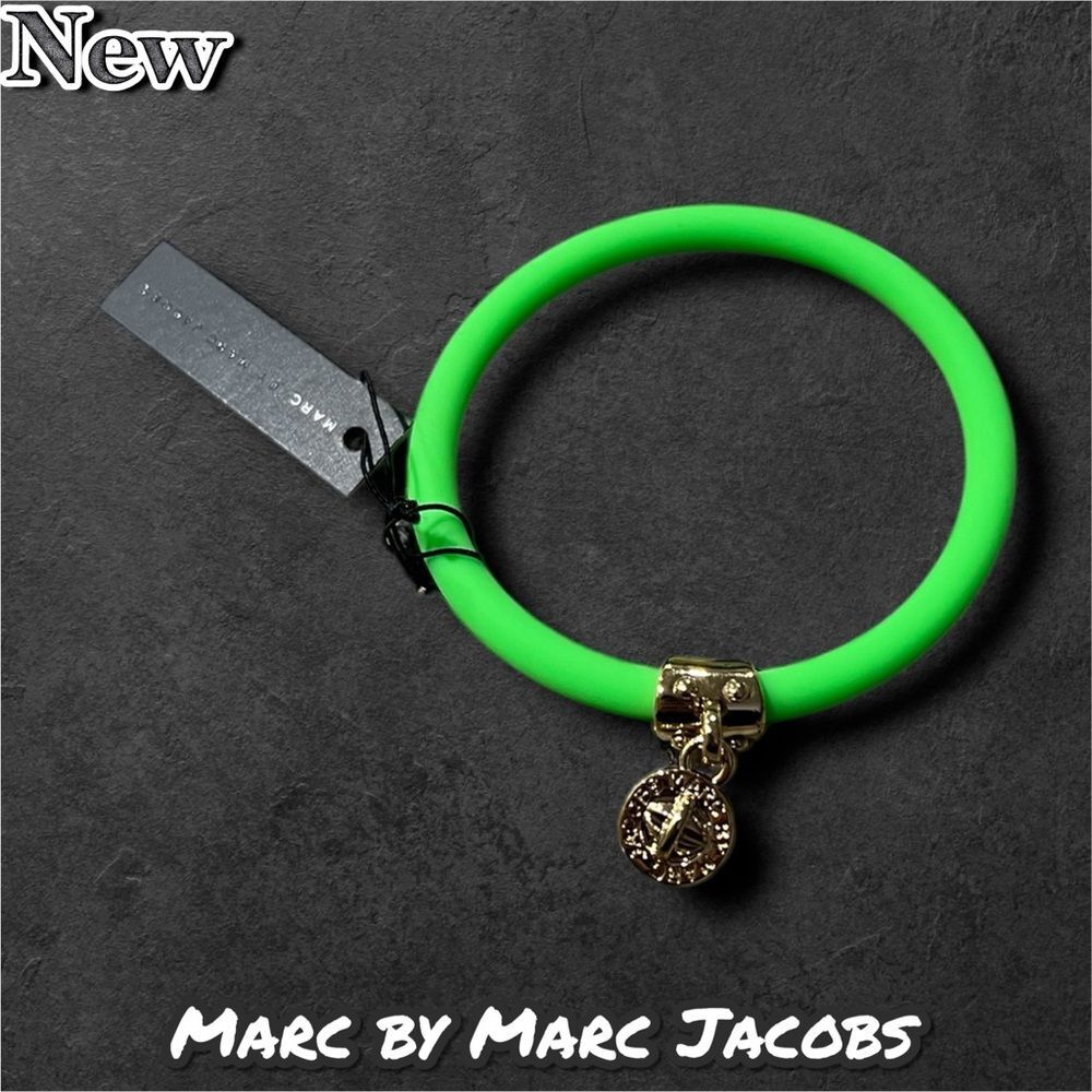 New NWT Marc by Marc Jacobs Toucan Green Rubber Bracelet with Gold Logo Charm